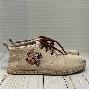 Toms bota floral embroidered bootie. Suede. Rope sole. Lace up. Gently worn. 8.5